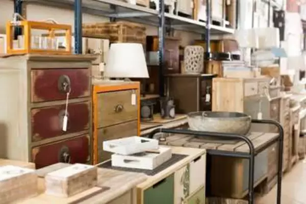 ハードオフにローソンの看板が売ってる…だと？　売り場に立つ巨大商品「けっこう安い」その正体とは