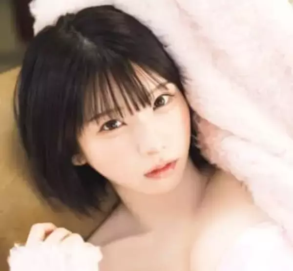 セクシービキニやサンタコス　季節感たっぷりのカレンダーブック　コスプレ美女から「まだ見せていない魅力」をあなたに