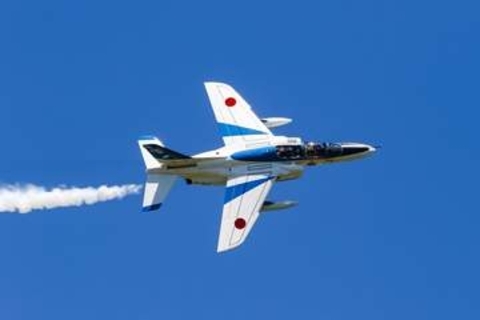 ブルーインパルス主翼と機体を分離して…退役機の移設作業を公開　運搬、組み立て、つり上げ、塗装　道の駅に常設展示されるまで