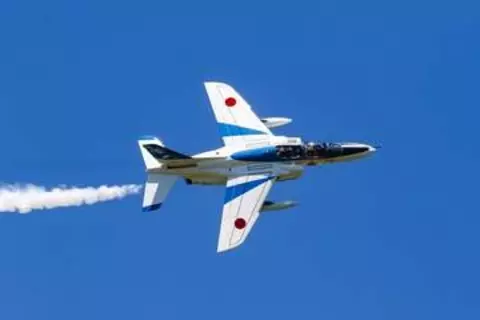 ブルーインパルス主翼と機体を分離して…退役機の移設作業を公開　運搬、組み立て、つり上げ、塗装　道の駅に常設展示されるまで