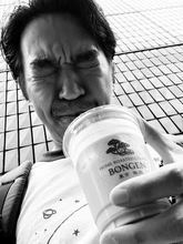 銀座の珈琲店でおすすめを頼んだら1杯4790円「一口ごとに数百円…震えるけどビビるくらいバカくそ美味い」仮面ライダー俳優の“高級ラテ体験”に1.5万いいね