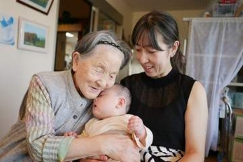101歳の祖母にひ孫を会わせたい…　LA在住の母、赤ちゃん連れフライト11時間と新幹線2時間　顔を寄せ合う姿に「歴史的瞬間」「涙が溢れます」