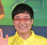 「山里亮太、メガネ外した自撮りが〝別人級イケメン〟「これで蒼井優ちゃんを落としたですね」「イケおじ！」」の画像1