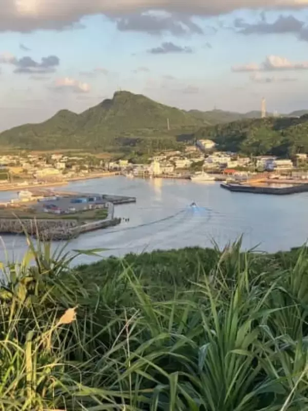 港は不夜城　飛び交う札束　密貿易で栄えた与那国島の昭和秘史　栄華をしのぶ凱旋門風アーチとピラミッド型の墓　沖縄・与那国島滞在記【4】