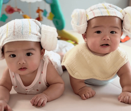 双子の姉が先に抱っこされ、“すねちゃま”な表情でママを見つめる弟「ぶーたれた顔が可愛い♡」