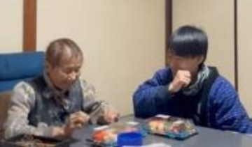 手取り12万6000円の20代男性、月一度の贅沢は「おばあちゃんの大好物の寿司」　いくら、ホタテ、海老に「うわあ」…築60年4畳半の食卓に「心が温かくなる」