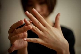 4割が「元恋人からのプレゼントや一緒に買った物、まだ持っている」と回答　捨てられない理由は？