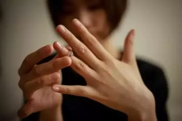 4割が「元恋人からのプレゼントや一緒に買った物、まだ持っている」と回答　捨てられない理由は？