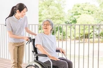 「車いす」の母を、娘「旅行に連れて行ってあげたいけれども……」　出発前に調べておくべき情報とは？【社会福祉士が解説】