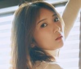 はみ出しちゃう！Gカップモデルがビキニ姿で仰向けになったら…まさかのハートマークが二つも！