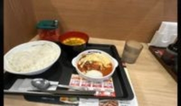 松屋の人気メニュー「うまトマハンバーグ定食」に、温泉卵はアリかナシか？……SNSで論争勃発