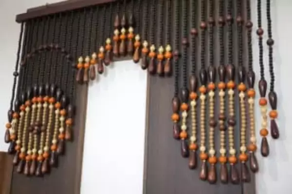 昭和のお茶の間の定番ビーズカーテン、なんのため？　「空き巣が引っかかって父が飛び起きました」いろんな使い道があった！