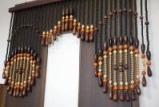 昭和のお茶の間の定番ビーズカーテン、なんのため？　「空き巣が引っかかって父が飛び起きました」いろんな使い道があった！