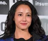 「サーフボードに横たわり美脚＆美腹筋で魅了　沢尻エリカさん20年ぶり写真集は全160ページを完全セルフプロデュース　Xでは飾らぬオフショットも」の画像1