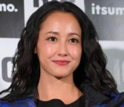 サーフボードに横たわり美脚＆美腹筋で魅了　沢尻エリカさん20年ぶり写真集は全160ページを完全セルフプロデュース　Xでは飾らぬオフショットも