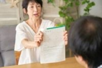 【熟年離婚】離婚後の負担は「金銭・経済的な問題」が約7割　それでも「熟年離婚をして良かった」と思う割合は？