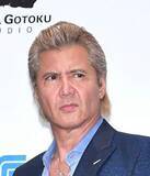 「茶髪パーマ＆超スリム…「ミナミの帝王」が「イケメン外国人」に激変！？　旧知の俳優もネットも仰天「別人になってる」「イメチェン成功じゃない？」」の画像1