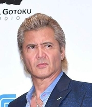 茶髪パーマ＆超スリム…「ミナミの帝王」が「イケメン外国人」に激変！？　旧知の俳優もネットも仰天「別人になってる」「イメチェン成功じゃない？」