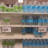 「緑ラベルの水と青ラベルの水…どんな違いが？アメリカのスーパーに並んだ2種類のボトル」の画像1