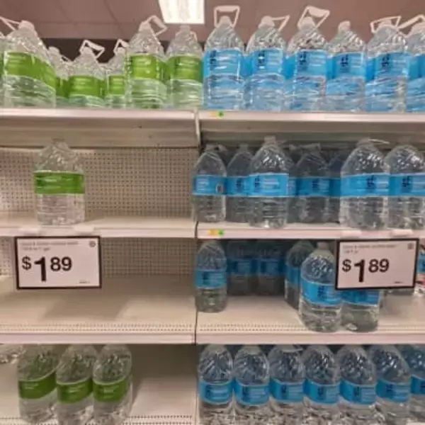 緑ラベルの水と青ラベルの水…どんな違いが？アメリカのスーパーに並んだ2種類のボトル