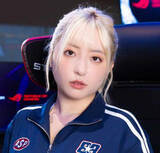 「ユニフォームと超ミニスカを脱ぐと…ビキニがはちきれそうな豊満ボディ　ミスマガジンが悩殺ポーズ連発」の画像1