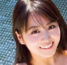 飛び出しそうなB90バスト　20歳のたわわボディを包むカラフル三角ビキニ　グラビア界の大本命が4度目表紙「いろんな私を見て」