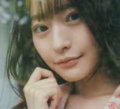 28歳女優がセクシードールに　美ヒップ際立つレース生地のバックショット　グリーンとピンクのビキニ姿も