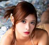 「着物を脱ぐと…ド迫力のゴールドビキニ！　Iカップ21歳美女がグラビア始め」の画像1