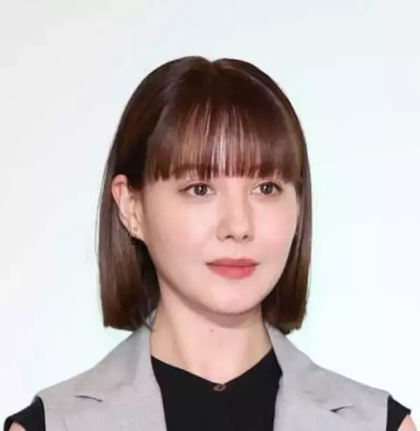 「年とらんの！？」「軽やか！！」2月に第一子出産したばかり　ママになった34歳女優の爽やか近影にファン「神かわいすぎ」