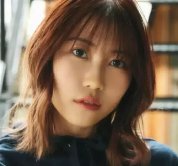 トップスから溢れ出る圧倒的まん丸バスト　Jカップグラドルの驚異的プロポーション