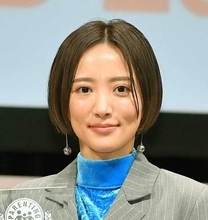 37歳元朝ドラヒロイン　シンガポールを満喫するビキニ姿を公開　「このスタイルでお母さんか」「美脚ですね」
