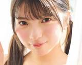 「ツインテールと笑顔で全力応援！　チアガール衣装やイチゴ柄ビキニの姫野ひなのさん」の画像1