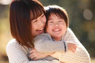 昭和と令和で、子育てする母の状況は…？　令和の母が子どもの人数を決める理由、昭和の2倍に