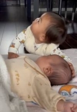 まだ赤ちゃんの弟にメロメロな3歳と1歳のお兄ちゃん　兄弟愛あふれる動画が425万再生「一生懸命お兄ちゃんしてる♡」