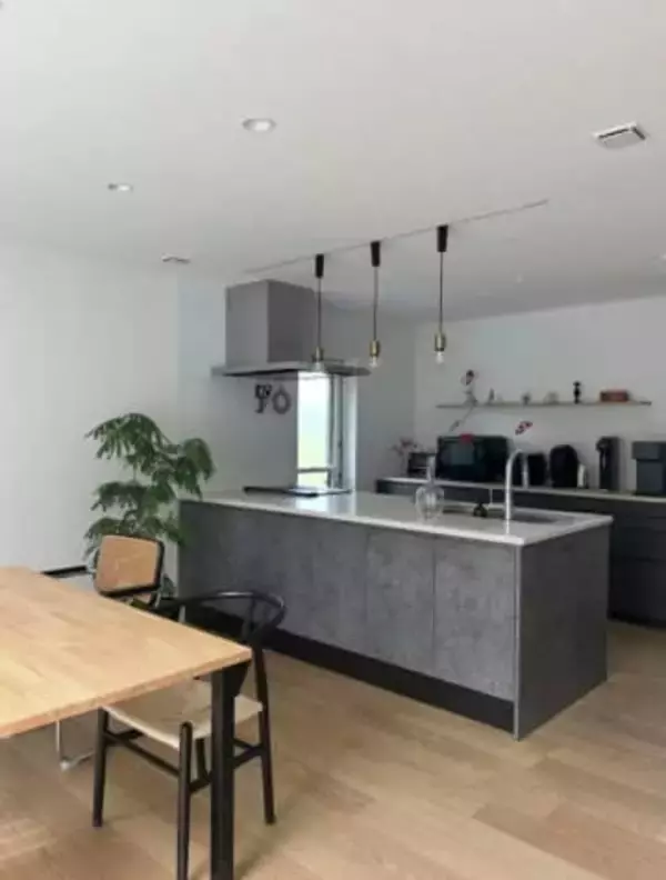 きれいに片付いた台所はインスタ用　現実のキッチンは…“生活感むき出しの朝”の光景に共感殺到　「これぞ日常」「安心する〜！」