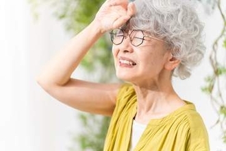 「エアコンは我慢しないと…」 月7万円の年金で暮らす78歳母、節約のため扇風機だけで体調不良に　知っておきたい電気料金の支援と相談先【社会福祉士が解説】
