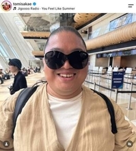 「偶然同じ飛行機に」VIVANT俳優、機内で超大物とバッタリ→「緊張してる」「あらスゴイ」2ショットにネット盛り上がり
