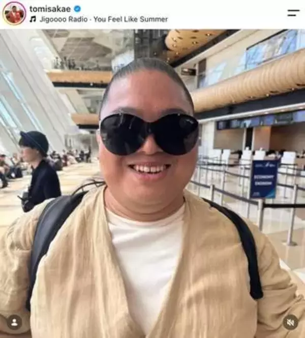 「偶然同じ飛行機に」VIVANT俳優、超有名人と機内でばったり→「緊張してる」「あらスゴイ」2ショットにネット盛り上がり