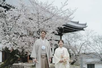 桜満開の京都　和装の新郎新婦は国際結婚　両家もそろった記念写真が51万回表示&3.9万いいね