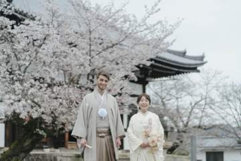 桜満開の京都　和装の新郎新婦は国際結婚　両家もそろった記念写真が51万回表示&3.9万いいね