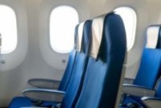 飛行機で、隣の男性が脚を触ってくる……女性がとった行動に称賛！「その機転本当に素晴らしい」「全国の女性に知ってほしい」