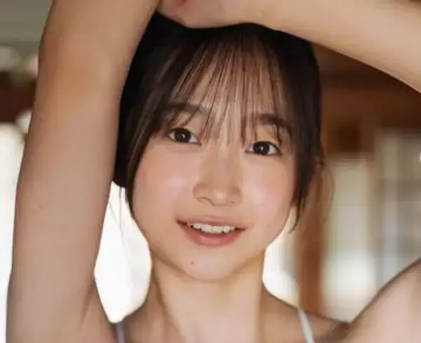 セーラームーン女優・ちばひなの　二十歳の真っ白美ワキに視線集中　ビキニの上に大胆透け衣装