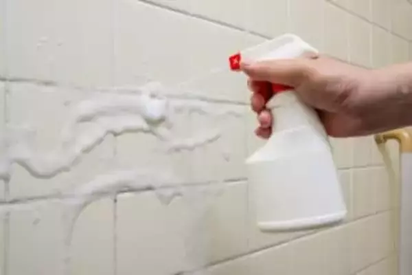 カビハイターは「お湯」で流しちゃダメ！って知ってた？　塩素含む湯気を吸い込む恐れも