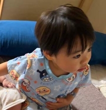 ゴロゴロ雷が鳴る夜…生後3か月の妹と自分のおへそを守る2歳兄「頼もしいよ♡」「優しいお兄ちゃん」