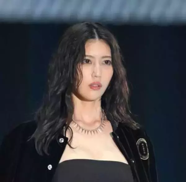 「令和の峰不二子」が愛称の26歳モデル、雰囲気一変の近影　「涼しげプリンセスさんですね」「どこかのお嬢様ね。こういうふわふわ感も似合う！」