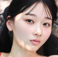 プールサイドで弾けるスレンダーボディ　20歳アイドルと過ごす夏の日々　自由奔放な「かにちゃん」が大好きに