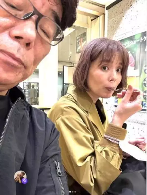 66歳俳優、20歳年下の女優妻とカフェで自然体ツーショット「素敵な奥様がサポートしているなんて」「仲良しご夫婦ですね」