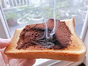 ココアパウダーをかけたトーストを焼いたら…「燃えちゃって泣いてる」　白煙もくもくの光景が640万回再生　でも「おいしくいただきました」