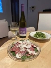 「夫が飲みに行ってしまい寂しくて…」そのわりには豪華な“自分ご褒美ディナー”が話題に　「わかる〜」「寂しくてお酒進んじゃいますよね」と共感続々