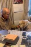 「愛犬とおじいさんの微笑ましいやりとり「ずっと見ていたい」「本当の孫みたい」「優しい時間が流れてる」」の画像1